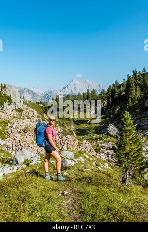 Wanderer mit Rucksack, Wanderweg im Funtenseetauern, Watzmann, Nationalpark Berchtesgaden, Berchtesgadener Land Stockfoto