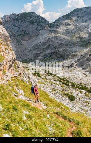 Wanderer mit Rucksack, Wanderweg im Funtenseetauern, Steinernes Meer, Nationalpark Berchtesgaden, Berchtesgadener Land Stockfoto