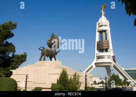 Arch von Neutralität und Denkmal für die Erdbeben, Aschgabat, Turkmenistan Stockfoto