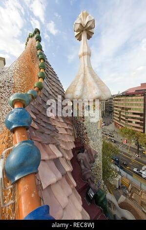 Casa Batlló, Weltkulturerbe der UNESCO, Dekoration auf der Terrasse, Antonio Gaudi Architekt, Eixample, Barcelona Stockfoto