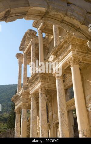 Ephesus, Celsus Bibliothek gesehen durch die Mazeus und Mithridates Tor, Türkei Stockfoto