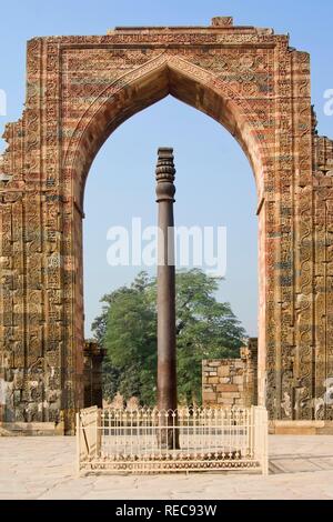 Bügeleisen Spalte Quwwat ul-Islam Moschee, UNESCO-Weltkulturerbe, Mehrauli Archäologischen Park, Delhi, Indien Stockfoto