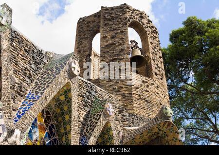 Belfried, unvollendete Kirche von Colonia Gueell, UNESCO-Weltkulturerbe, Antonio Gaudi Architekt, Santa Coloma de Cervello Stockfoto