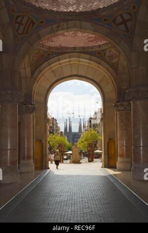 Sagrada Familia gesehen von der Innenseite des Hospital de la Santa Creu i Sant Pau, UNESCO-Weltkulturerbe, Architekt Luis Stockfoto