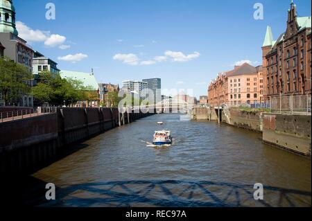 Lager an einem Kanal in der Speicherstadt, touristische Boot, Hamburg, Deutschland Stockfoto