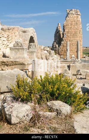 Eingang der Römischen Thermen, Hellenistische Tür hinten, Perge, Antalya, Türkei Stockfoto