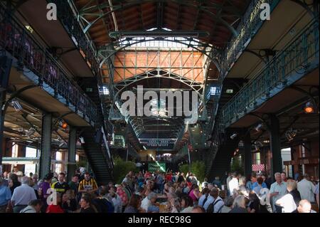 Tanz und Unterhaltung am Sonntag Fischmarkt, Fischmarkt, St. Pauli, Hamburg Stockfoto