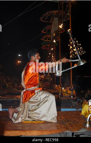 Brahman Hindu-priester Durchführung der Sonnenuntergang Feier zum Ganges am Dashashwamedh Ghat, Varanasi, Benares, Uttar Pradesh Stockfoto