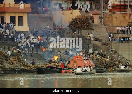 Ritual Einäscherung am Manikarnika Ghat, Varanasi, Benares, Uttar Pradesh, Indien, Asien Stockfoto