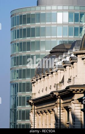Klassisches Gebäude mit der Glasfassade eines modernen Gebäude, Brüssel, Brabant, Belgien, Europa Stockfoto