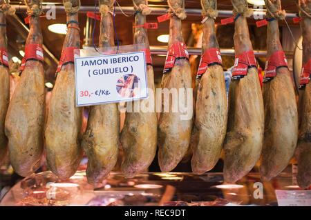 Hängende geräucherte Schinken geheilt, der Markt La Boqueria, Barcelona, Katalonien, Spanien, Europa Stockfoto