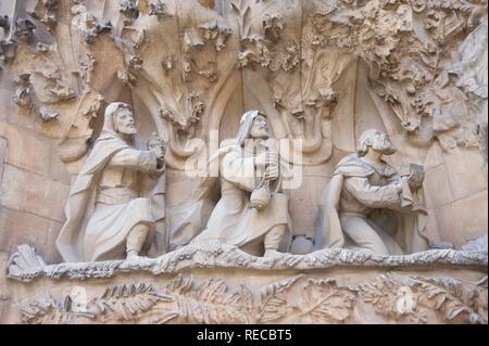 Skulpturen der Geburt Fassade, La Sagrada Família oder Sühneopfer Tempel der Heiligen Familie, Unesco Weltkulturerbe Stockfoto