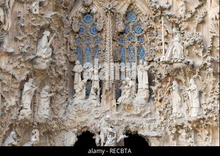 Skulpturen der Geburt Fassade, La Sagrada Família oder Sühneopfer Tempel der Heiligen Familie, Unesco Weltkulturerbe Stockfoto