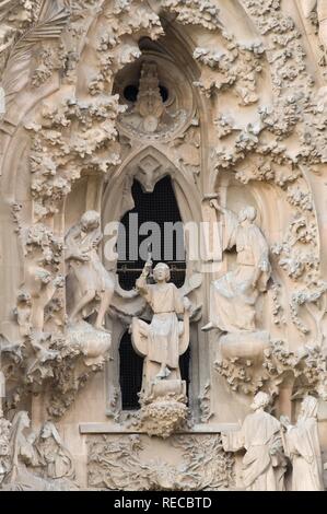 Skulpturen der Geburt Fassade, La Sagrada Família oder Sühneopfer Tempel der Heiligen Familie, Unesco Weltkulturerbe Stockfoto