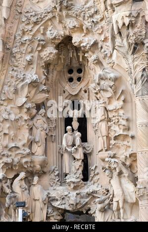 Skulpturen der Geburt Fassade, La Sagrada Família oder Sühneopfer Tempel der Heiligen Familie, Unesco Weltkulturerbe Stockfoto