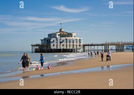 Die Leute am Strand, Blankenberge Pier, Nordsee Küste, Belgien, Europa Stockfoto