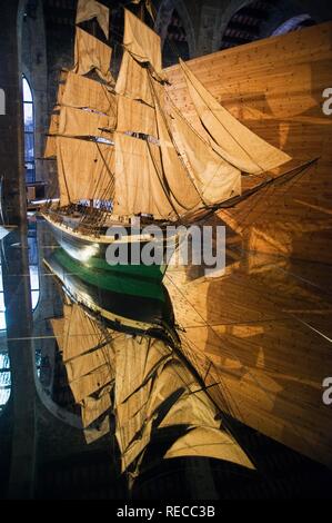 Modell eines segeln Boot in einem Spiegel reflektiert, Maritime Museum, Barcelona, Katalonien, Spanien, Europa Stockfoto