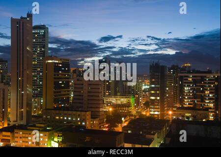 Skyline bei Nacht in Recife, Pernambuco, Brasilien, Südamerika Stockfoto