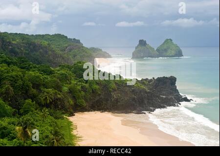 Dois Irmãos, zwei Brüder Insel und Praia da Conceição, Fernando de Noronha National Marine Sanctuary, Pernambuco, Brasilien Stockfoto