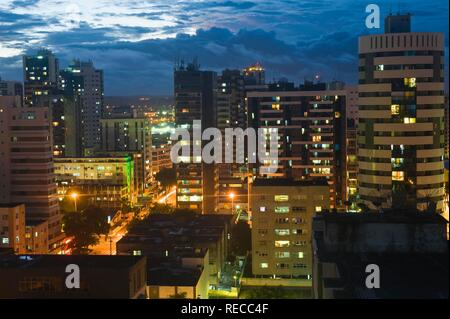 Skyline bei Nacht in Recife, Pernambuco, Brasilien, Südamerika Stockfoto