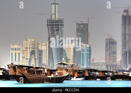 Dhaus, Holz- Frachtschiffe, Doha Bay, neu errichtete Gebäude, Hochhaus liegt am nördlichen Ufer der Corniche, Doha Stockfoto