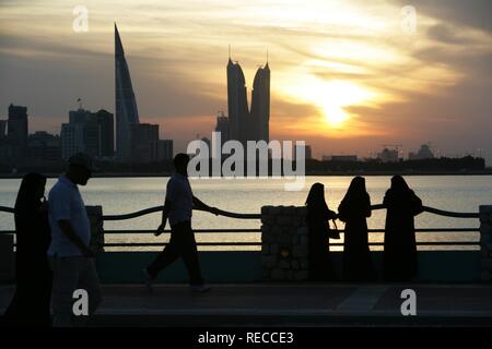 Skyline von der Corniche von King Faisal Highway gesehen, Muharraq, World Trade Center Gebäude, links, neben der Türme Stockfoto