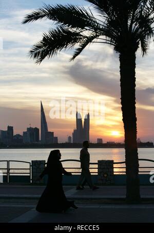 Skyline von der Corniche von King Faisal Highway gesehen, Muharraq, World Trade Center Gebäude, links, neben der Türme Stockfoto