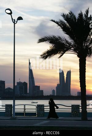 Skyline von der Corniche von King Faisal Highway gesehen, Muharraq, World Trade Center Gebäude, links, neben der Türme Stockfoto