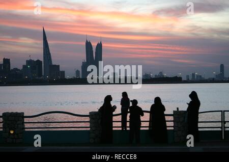 Skyline von der Corniche von King Faisal Highway gesehen, Muharraq, World Trade Center Gebäude, links, neben der Türme Stockfoto