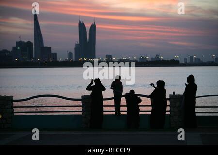 Skyline von der Corniche von King Faisal Highway gesehen, Muharraq, World Trade Center Gebäude, links, neben der Türme Stockfoto