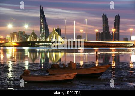 Skyline von der Corniche von King Faisal Highway gesehen, Muharraq, World Trade Center Gebäude, links, neben der Türme Stockfoto