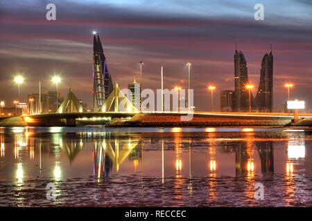 Skyline von der Corniche von King Faisal Highway gesehen, Muharraq, World Trade Center Gebäude, links, neben der Türme Stockfoto