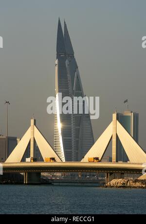 Skyline von der Corniche von King Faisal Highway gesehen, Muharraq, World Trade Center Gebäude, Muharriq Brücke am Stockfoto