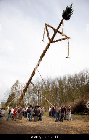 Schöne traditionelle Ostern Feuer auf 7 Hügeln um Attendorn, Sauerland, Nordrhein-Westfalen Stockfoto