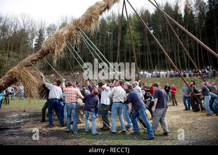 Schöne traditionelle Ostern Feuer auf 7 Hügeln um Attendorn, Sauerland, Nordrhein-Westfalen Stockfoto