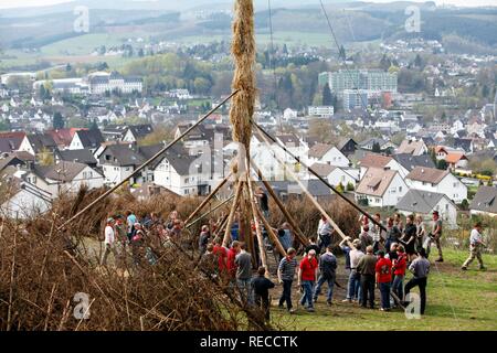 Schöne traditionelle Ostern Feuer auf 7 Hügeln um Attendorn, Sauerland, Nordrhein-Westfalen Stockfoto