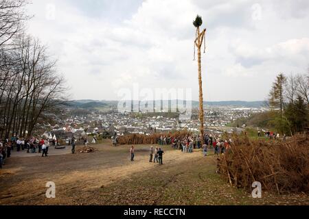 Schöne traditionelle Ostern Feuer auf 7 Hügeln um Attendorn, Sauerland, Nordrhein-Westfalen Stockfoto