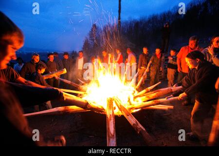 Schöne traditionelle Ostern Feuer auf 7 Hügeln um Attendorn, Sauerland, Nordrhein-Westfalen Stockfoto