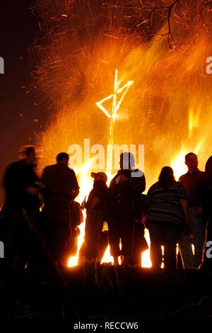 Traditionelle Osterfeuer, Bonfire, auf sieben Hügeln rund um die Stadt Attendorn, Sauerland, Nordrhein-Westfalen Stockfoto