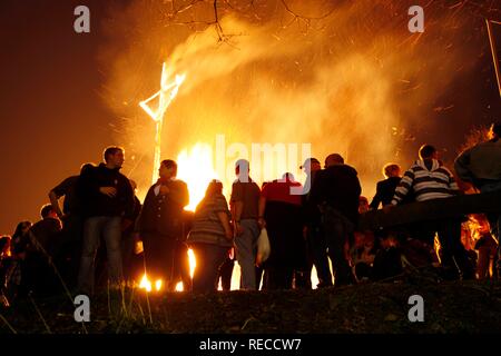 Traditionelle Osterfeuer, Bonfire, auf sieben Hügeln rund um die Stadt Attendorn, Sauerland, Nordrhein-Westfalen Stockfoto