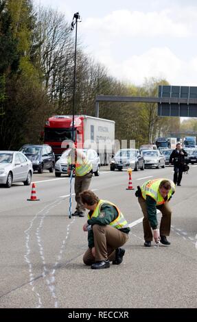 Verkehrsunfall, 5 Menschen verletzt, auf der Autobahn A1 am Autobahnkreuz Leverkusen, Nordrhein-Westfalen Stockfoto