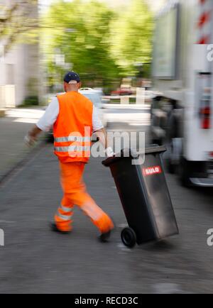 Garbage Collection, privaten Haushalt Mülleimer geleert werden, Gelsenkirchen, Stadtwerke, Gelsenkirchen Stockfoto