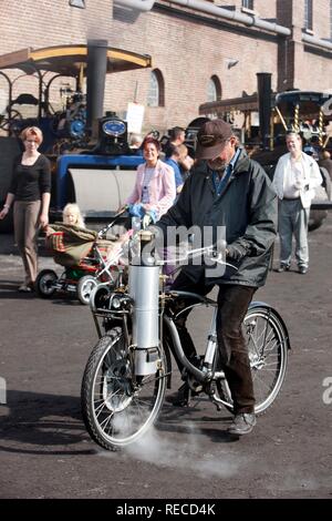 Dampfmaschinen Fahrrad, größte deutsche historische Dampfmaschine Festival, für Dampf rollen, dampfbetriebene Fahrzeuge und Maschinen auf Stockfoto