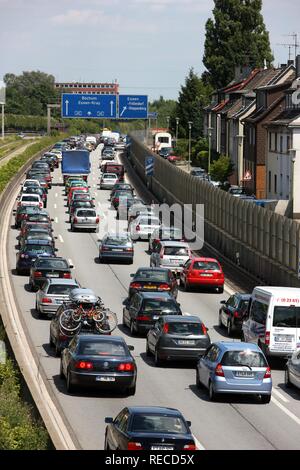 Stau auf der Autobahn A 40, Ruhrgebiet Autobahn, Richtung Bochum, Essen, Nordrhein-Westfalen Stockfoto