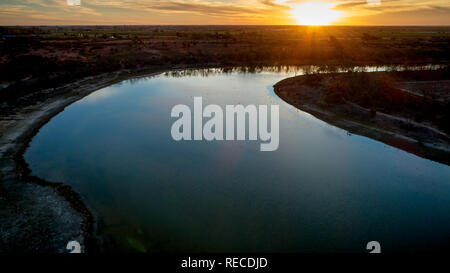 Spät fällt Licht in einem Billabong in der Mildura Region Victoria. Hyndreds von wasservögeln können als kleine schwarze Punkte auf dem Wasser gesehen werden. Stockfoto