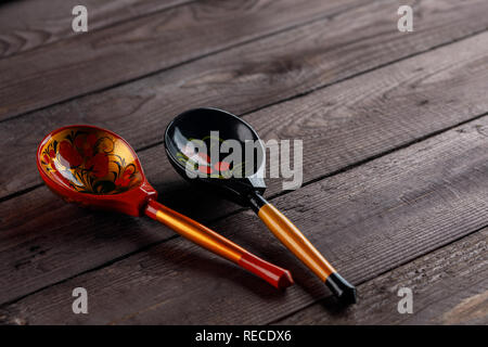 Zwei Löffel mit einem traditionellen Muster. Holzlöffel, bemalt mit floralen Ornament im Stil von Khokhloma Russian Wood Art. Stockfoto