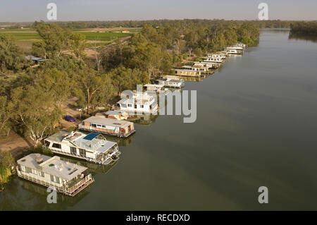 Luftbild von Hausbooten günstig Alon am Ufer des Flusses Murray vor Milldura, Bruce's Biegen. Stockfoto