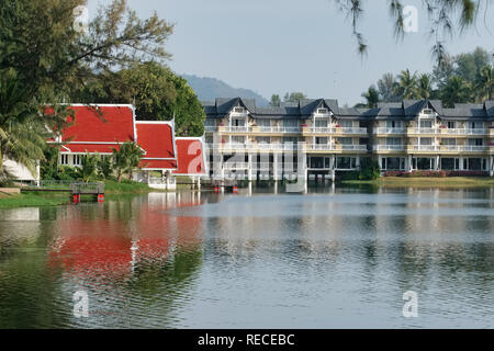 Die Laguna im Angsana Laguna Phuket Resort (Hintergrund), in Bang Tao (Bangtao), Phuket, Thailand Stockfoto