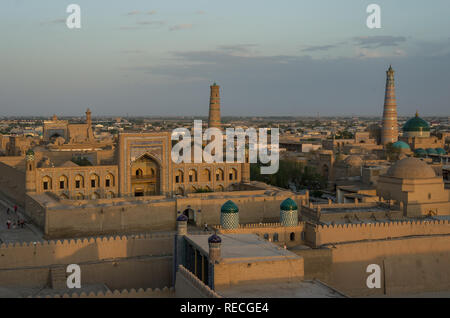 Chiwa Stadtbild in den Sonnenuntergang vom Turm von Itchan Kala, der ummauerten Innenstadt der Stadt Chiwa, Usbekistan. Stockfoto