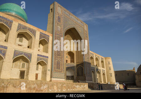 Mit traditionellen ornament Fassade von mir gestaltet - ich Arabischen Madrasah in susnset, das historische Zentrum von Buchara, Usbekistan (UNESCO Welterbe) Stockfoto